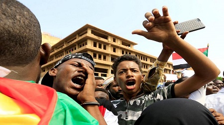 Des dizaines de manifestants soudanais sont descendus dimanche dans les rues de Khartoum