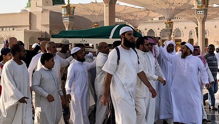 Enterrement de ben Ali à la mosquée du prophète Mohammed dans la ville sainte de Médine, la deuxième ville sainte de l'islam, en Arabie saoudite, le 21 septembre 2019. © Majed Al Charfi / AFP