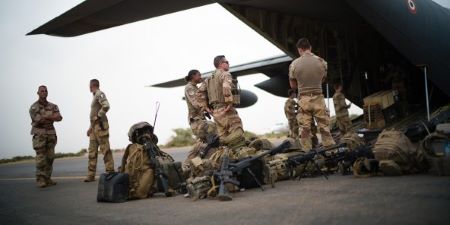 Les derniers soldats français présents au Mali dans le cadre de l'opération Barkhane ont quitté le pays et sont désormais rebasés au Niger, affirme l'État-Major des Armées français.