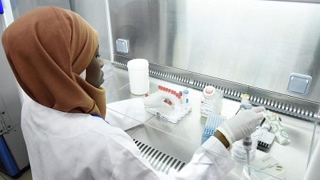 Une scientifique fait des recherches sur le coronavirus, au laboratoire de l'Institut Pasteur à Dakar, le 3 février 2020. Seyllou / AFP