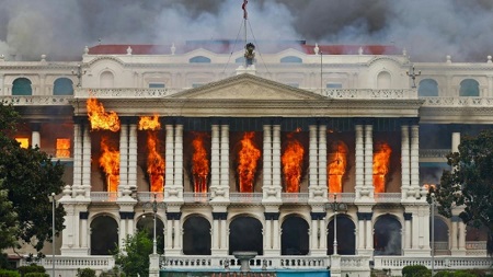 Des centaines de manifestants en colère ont incendié mardi, 9 août, le Parlement népalais