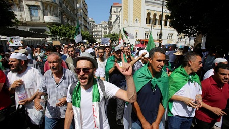 Les Algériens étaient encore dans la rue vendredi 26 juillet pour manifester. © REUTERS/Ramzi Boudina