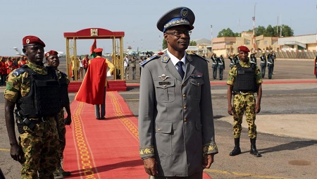 Le général Diendéré à l'aéroport international de Ouagadougou, le 23 septembre 2015. © REUTERS/Joe Penney