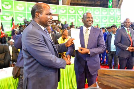 Fraîchement annoncé vainqueur, apparaissant souriant, William Ruto a promis dans un discours de travailler avec « tous les leaders » politiques du Kenya, dans un pays « transparent, ouvert et démocratique ». -Photo: Twitter