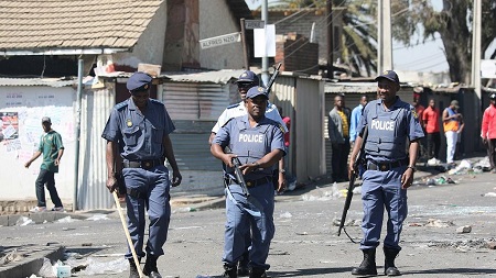 Cinq personnes ont été tuées dans les violences xénophobes qui secouent l’Afrique du Sud depuis dimanche et près de 200 autres arrêtées 