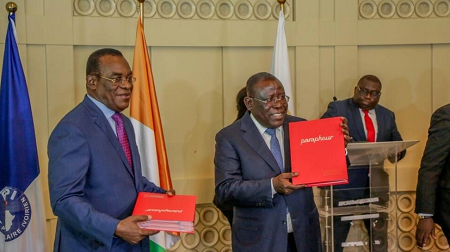 Signature de l'accord de partenariat entre le parti au pouvoir RHDP et le parti d'opposition FPI, à Abidjan, le 2 mai 2023. Ibrahim Cissé Bacongo (d), secrétaire exécutif du RHDP, a salué la «hauteur d'esprit» de Pascal Affi N'Guessan (g) et «le sens de l'État» du président Alassane Ouattara. «Ils ont su faire table rase de beaucoup de choses qui les ont opposés», a-t-il souligné. © Secrétariat exécutif du RHDP