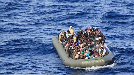 Les garde-côtes libyens ont intercepté en mer Méditerranée 161 migrants à bord de deux embarcations jeudi soir et les ont ramenés en Libye