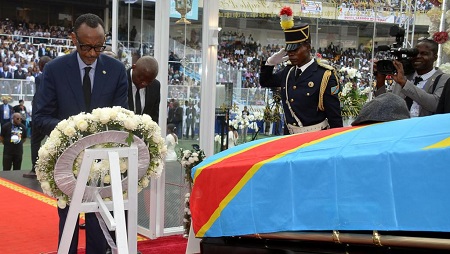 Le président rwandais Paul Kagame rend hommage à Etienne Tshisekedi lors d'une cérémonie à Kinshasa, République démocratique du Congo, le 31 mai 2019. © REUTERS/Kenny Katombe