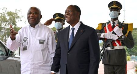 Le président de la Côte d'Ivoire Alassane Ouattara posant avec son prédécesseur Laurent Gbagbo, le 27 juillet 2021, avant leur rencontre au palais présidentiel d'Abidjan.   -  ISSOUF SANOGO/AFP 