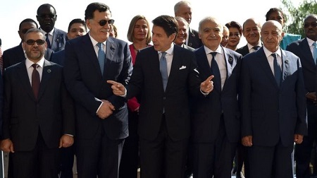  Fayez al-Sarraj , Giuseppe Conte, Ghassan Salame lors de la Conférence pour la Libye à la Villa Igiea le 13 novembre 2018 en Italie.GETTY IMAGES 