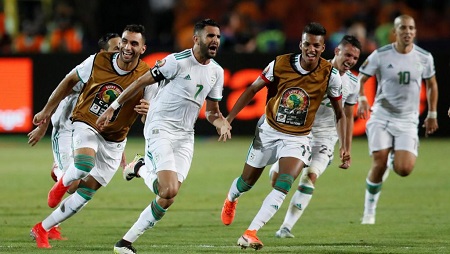 La joie des Algériens après le but de la victoire face au Nigeria, signé Riyad Mahrez. Amr Abdallah Dalsh/Reuters