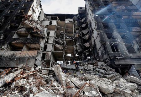Un immeuble détruit dans la ville de Marioupol  en Ukraine -  Photo Capture d'écran