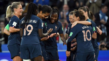 La joie des Françaises après le doublé de Wendie Renard face aux Coréennes, le 7 juin 2019. FRANCOIS XAVIER MARIT / AFP