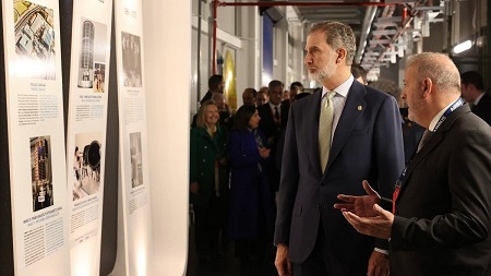 Il y a deux mois, le roi Felipe a inauguré la grande usine d'Airbus Space Systems à Getafe et a reçu les explications de Luis Guerra lors de sa visite des nouvelles installations. - PHOTO/Airbus DS 
