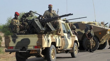 Des soldats camerounais armés sur une jeep. Photo : AFP