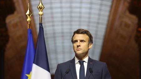 Deux journalistes français accusent Emmanuel Macron de cacher de l’argent dans un paradis fiscal. 