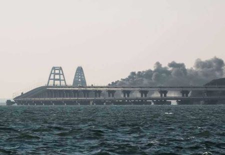 Le pont - inauguré en 2018 par Vladimir Poutine lui-même - est l'une des principales cibles de l'Ukraine depuis le début de l'invasion - PHOTO/REUTERS 