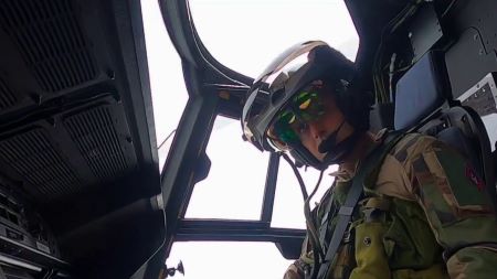 Soldat en formation pour apprendre à piloter en zone de conflit - Illustration
