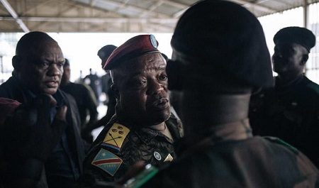 Le colonel Mike Mikombe (C), l'un des officiers de la Garde républicaine accusés, discute avec un officier militaire après l'audience au tribunal militaire de Goma, dans l'est de la République démocratique du Congo, le 6 septembre 2023. (AFP)