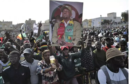 Ousmane Sonko et ses supporteurs accusent le pouvoir d'instrumentaliser la justice pour l'empêcher de se présenter à la présidentielle de 2024