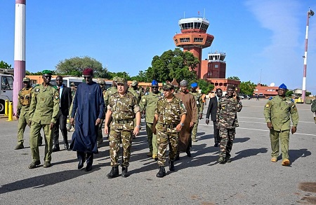 &Agrave; l'arriv&eacute;e de l'officiel militaire alg&eacute;rien dans la capitale Niamey, le Premier ministre Ali Mohamed Amin Zeine, le ministre de la D&eacute;fense nationale, le chef d'&eacute;tat-major g&eacute;n&eacute;ral des forces arm&eacute;es nig&eacute;riennes et le commandant des forces a&eacute;riennes l'ont accueilli, aux c&ocirc;t&eacute;s d'un certain nombre de hauts commandants militaires et de responsables civils. 