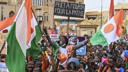 La présence militaire française est plutôt combattue par le Niger tout entier et les militaires au pouvoir à Niamey