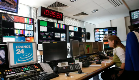 ARCHIVES - Une employee dans un studio de la chaîne de télévision française France 24 à son siège à Issy-les-Moulineaux, près de Paris, le 23 septembre 2014.