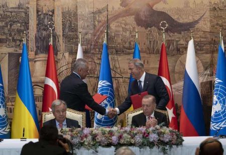 Le ministre russe de la Défense, Sergei Shoigu, serre la main de son homologue turc, Hulusi Akar, en présence du secrétaire général de l'ONU, António Guterres, et du président turc, Recep Tayyip Erdogan - AP/Khalil Hamra  