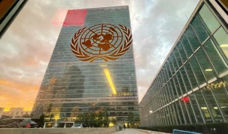 Le bâtiment du siège des Nations Unies vu de l'intérieur de la salle de l'Assemblée générale, le 21 septembre 2021. (AP)