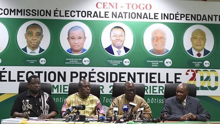 Le président de la Céni, Tchambakou Ayassor (2e à droite), entouré d'autres membres de la commission, annonce les résultats de l'élection présidentielle togolaise à Lomé, le 24 février 2020. PIUS UTOMI EKPEI / AFP