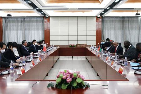 Le Premier ministre vanuatais Bob Loughman (3e à droite) et les principaux membres de son gouvernement rencontrent le conseiller d'Etat et ministre des Affaires étrangères de la Chine Wang Yi (4e à gauche), à Port-Vila, au Vanuatu, le 1er juin 2022. (Xinhua)