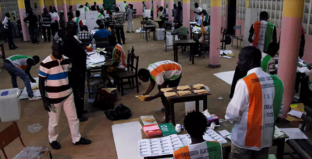Opération de bureau de vote à Abidjan, Côte d'Ivoire, le 30 octobre 2016. REUTERS/Luc Gnago