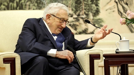 Henry Kissinger à Pékin au cours d'une rencontre avec le Ministre des Affaires étrangères chinois Wang Yi en novembre 2019.  © JASON LEE Source: Reuters