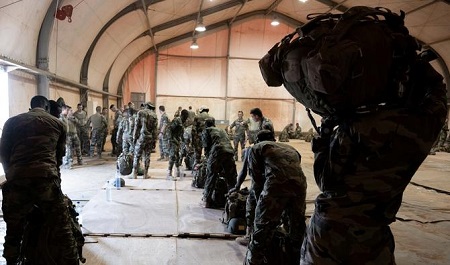 Des soldats français du 2e Régiment Etranger de Parachutistes (2eREP) et des soldats nigériens se préparent pour une mission sur la base aérienne française BAP, à Niamey, le 14 mai 2023. (ALAIN JOCARD, AFP)