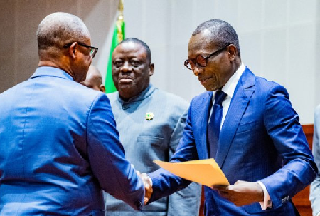 Le président béninois Patrice Talon salue des figures de la classe politique lors du dialogue national à Cotonou. (image d'illustration)
