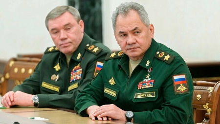 Le ministre de la Défense, Sergueï Choïgou, au premier plan, et le chef d'État major, Valeri Guerassimov. AP - Alexei Nikolsky