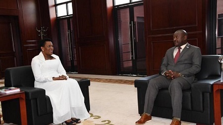 Pierre Nkurunziza chef de l’Etat recevait dans le cadre d’une cérémonie officielle son épouse Denise