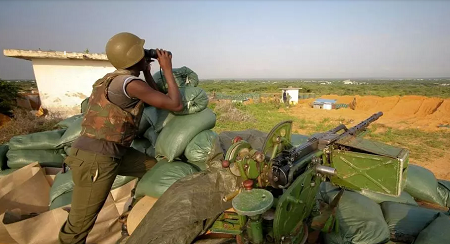 Des soldats de l'Amisom en poste au nord de Mogadiscio. (Photo d'illustration) REUTERS/Stuart Price