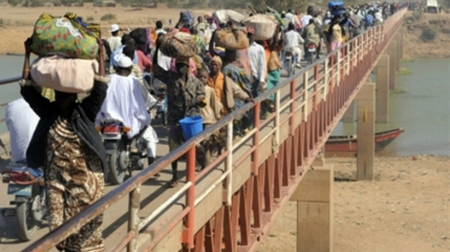 Des réfugiés sur le pont Ngueli, à la frontière avec le Cameroun 