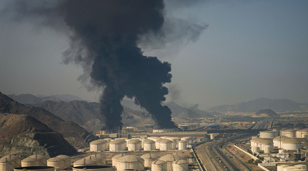 Un incendie et de la fum&eacute;e s'&eacute;l&egrave;vent d'une installation p&eacute;troli&egrave;re &agrave; Fujairah, aux &Eacute;mirats arabes unis, le 14 mars 2026.