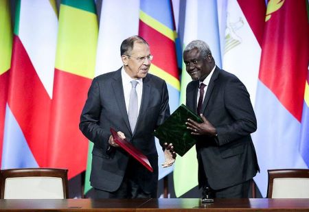 Le ministre russe des Affaires étrangères Sergueï Lavrov et le président de la Commission de l'Union africaine Moussa Faki Mahamat lors du sommet Russie-Afrique 2019. AFP/SERGEI CHIRIKOV
