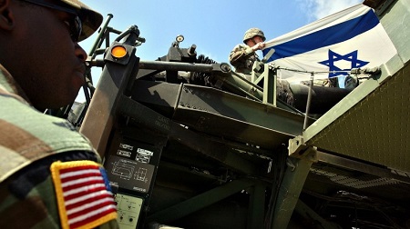 Des soldats américains déploient un drapeau israélien avant une cérémonie dans une base de l'armée de l'Air israélienne près de Tel Aviv, le 20 avril 2003 (image d'illustration). © Reuters, Reuters Pictures Archive