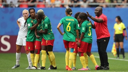 L'entraîneur du Cameroun, Alain Djeumfa, tente de calmer ses joueuses frustrées par l'arbitrage vidéo..GETTY IMAGES