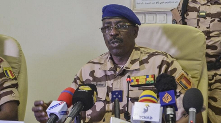Le ministre tchadien de la Défense, le général Daoud Yaya Brahim, lors d'une conférence de presse le 6 mai 2021. AFP - DJIMET WICHE