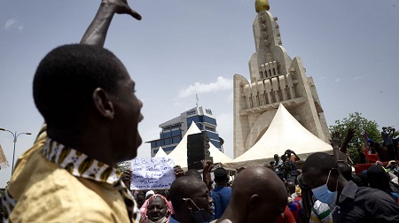 10 000 personnes étaient rassemblées place de l'Indépendance à Bamako, ce 05 juin - © MICHELE CATTANI - AFP