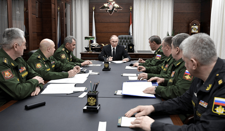 Vladimir Poutine et son gouvernement militaire au Kremlin