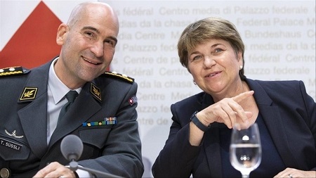 Viola Amherd, (à droite) membre du Parti démocrate-chrétien et conseillère nationale. Conseillère fédérale depuis le 1?? janvier 2019. 