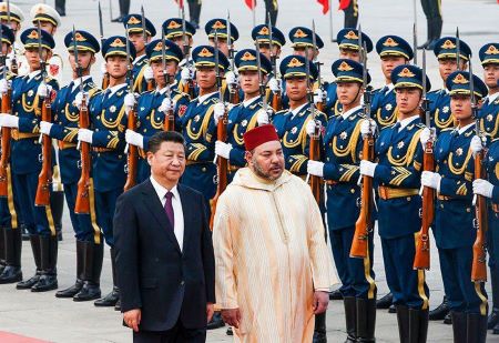 Le président chinois, à gauche, et le roi du Maroc Mohammed VI passent en revue des troupes lors d'une visite officielle. AFP/KIM KYUNG-HOON