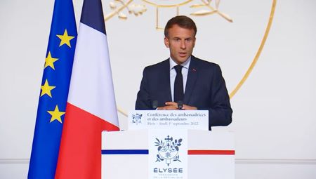 Le président français Emmanuel Macron s'adressant aux ambassadeurs de son pays le 1er septembre 2022 à l'Elysée © DR