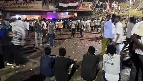 Des manifestants rassemblés devant le siège de l'armée à Khartoum, le 9 avril 2019. © AFP